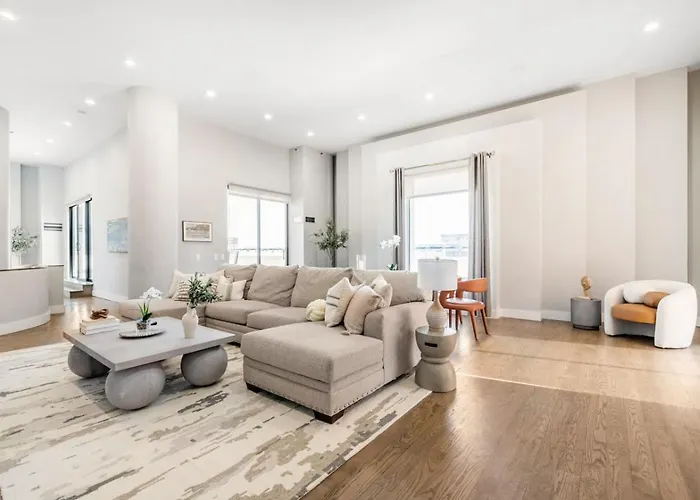 Lux Dtown Penthouses 9bd-9ba Sleep 25 Parking, Pool, Gym *