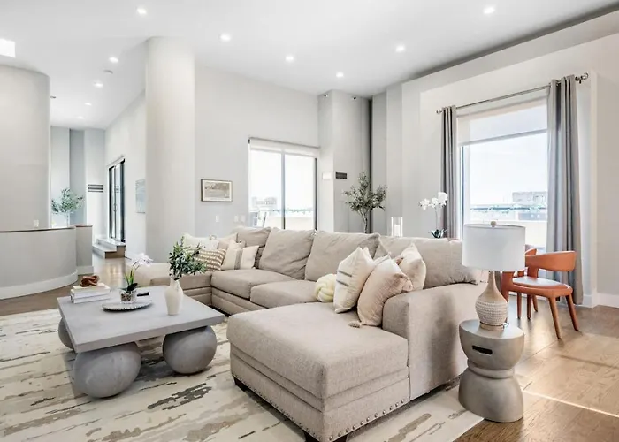 Lux Dtown Penthouses 9bd-9ba Sleep 25 Parking, Pool, Gym *