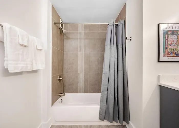 Lux Dtown Penthouses 9bd-9ba Sleep 25 Parking, Pool, Gym