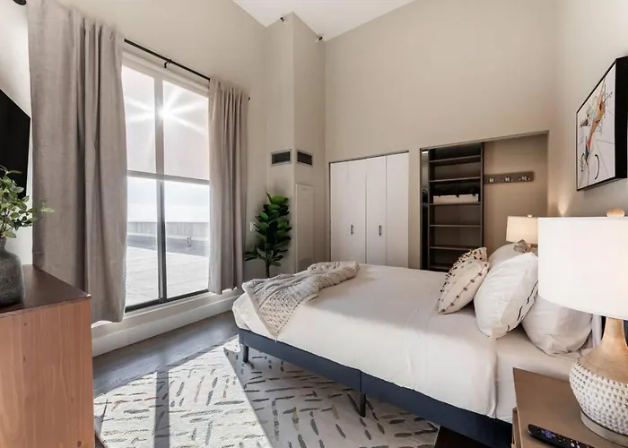 Lux Dtown Penthouses 9bd-9ba Sleep 25 Parking, Pool, Gym * Chicago