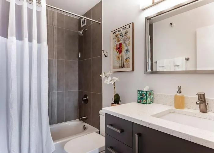 Lux Dtown Penthouses 9bd-9ba Sleep 25 Parking, Pool, Gym
